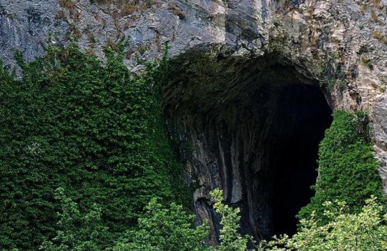 Pestera Liliecilor obiectiv turistic zona bran moieciu