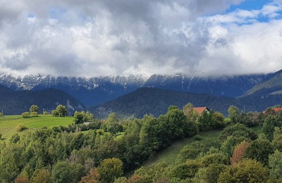 ea mai frumoasa priveliste catre muntii piatra craiului din magura de la westwand villas