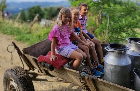 plimbare cu caruta in satul autentic magura